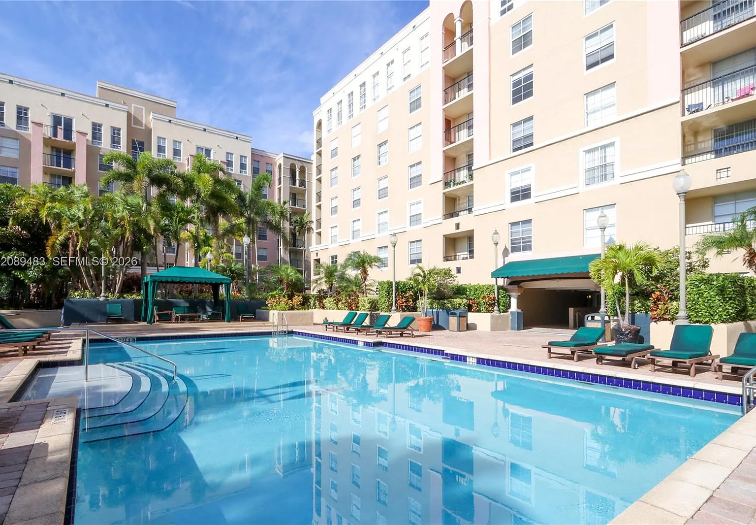 Las Olas By The River Con — Photo 4