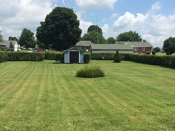 Spacious Private Backyard 