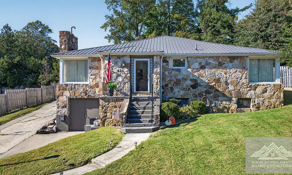 1st image of 421 Monterey Hl