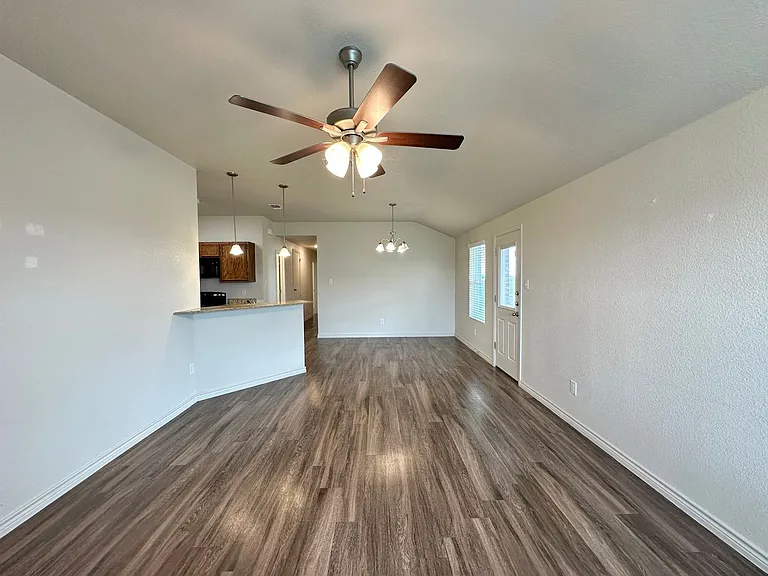 906 Childress Dr — Photo 3