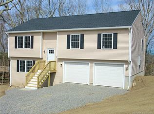 31 Webb Dr, Uncasville, CT 06382