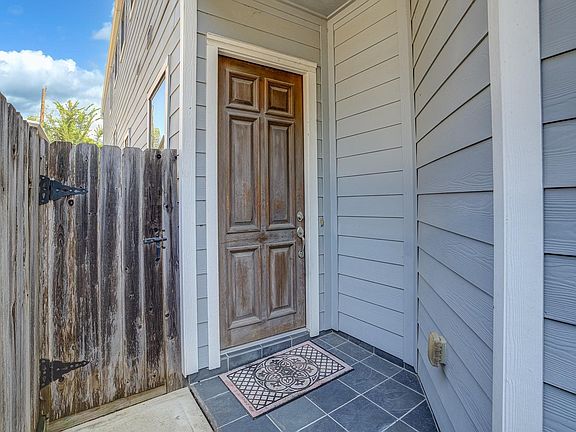 3rd image of 829 W 20th St