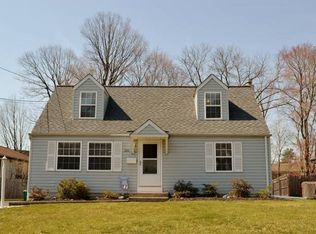 330 Surrey Ln, Hatboro, PA 19040