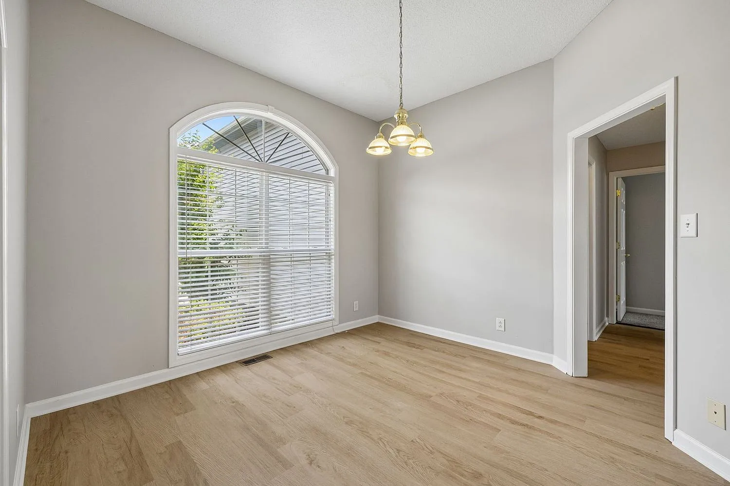 4 bed, 2.5 bath, 2147 sqft, $2,000 — Photo 4