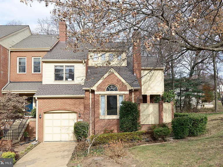 10200 Aspen Willow Dr — Photo 1