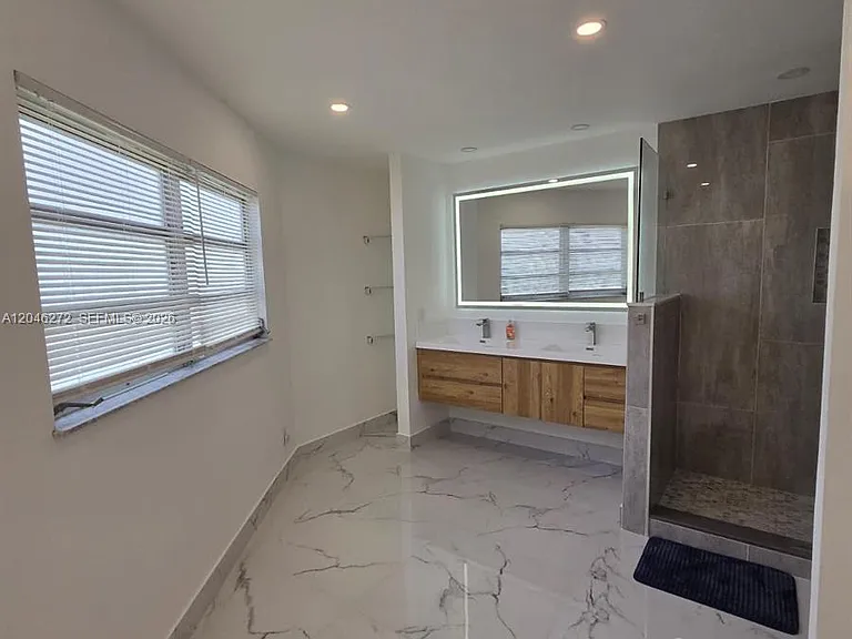 305 SE Airoso Blvd — Photo 43