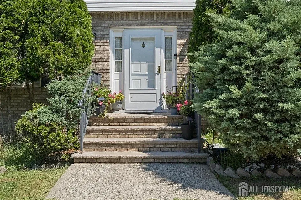 4 bed, 2.5 bath, 2422 sqft, $5,000 — Photo 4