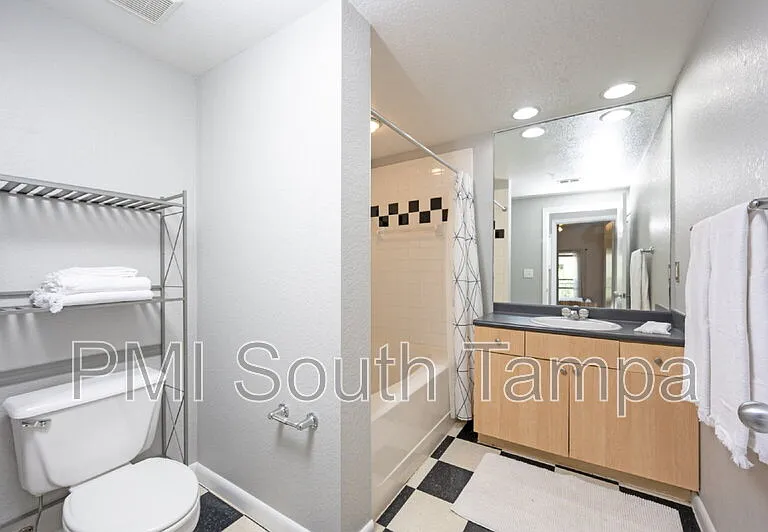 2421 W Horatio St #838 — Photo 17