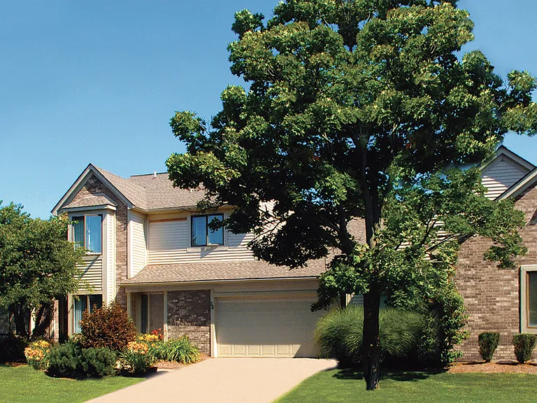 Farmington Hills super luxury townhome community with 2-car garages, basements, wooded environnment.