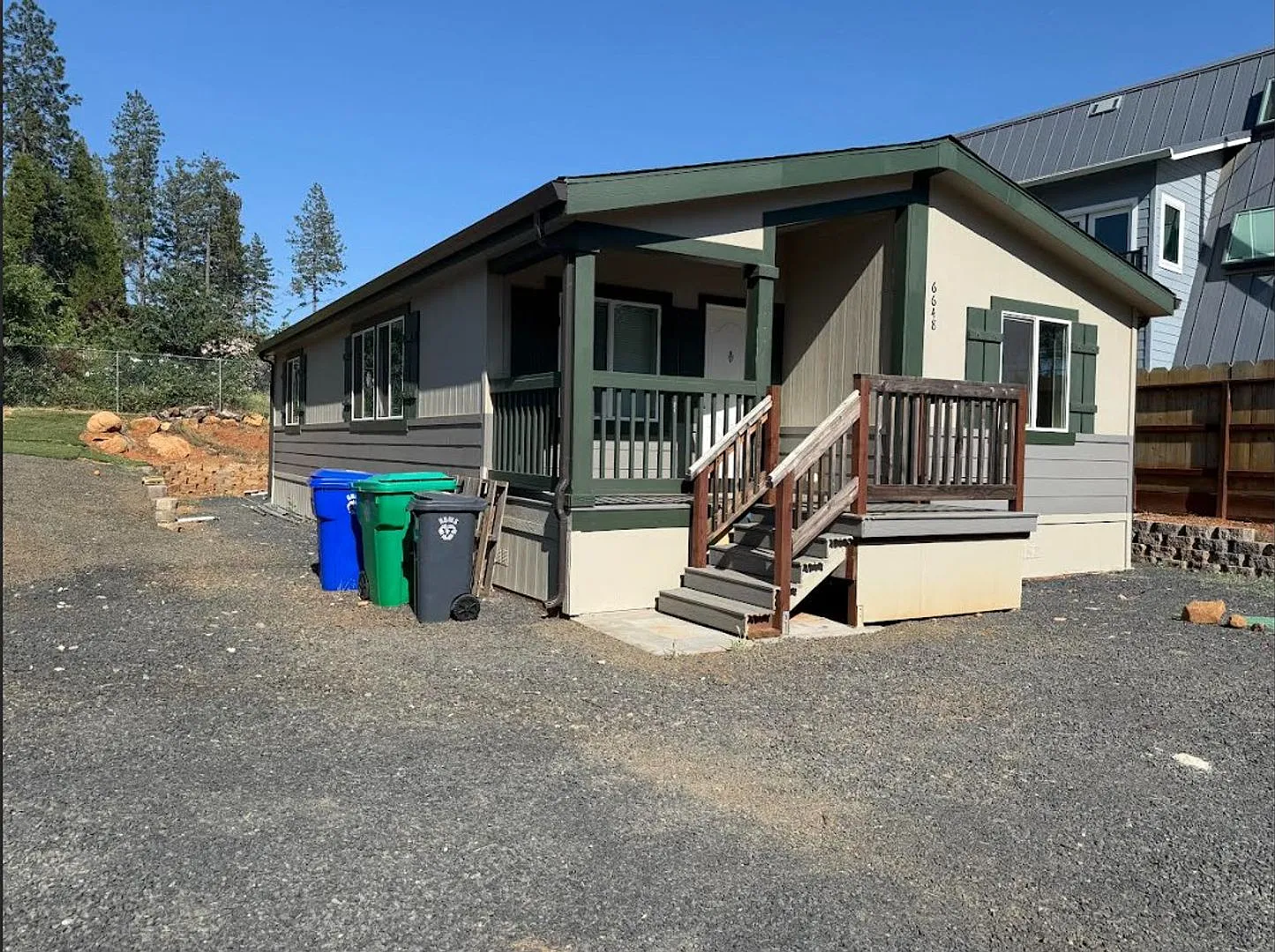 Newer 2 bedroom house on quiet street — Photo 2
