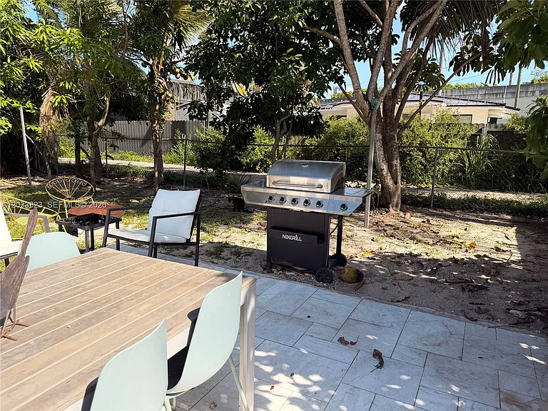 360 NW 40th St — Photo 30
