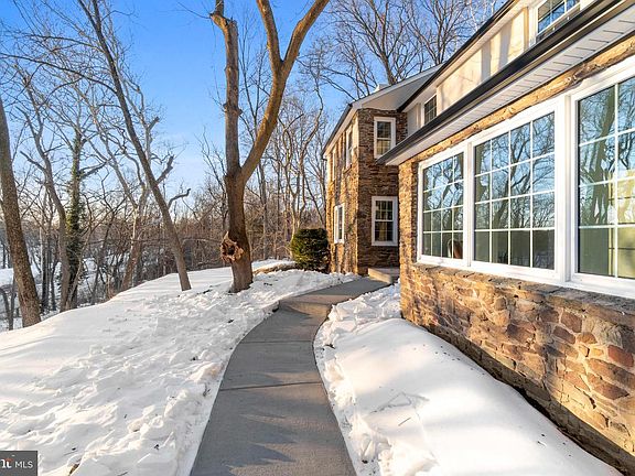 3rd image of 1486 River Rd