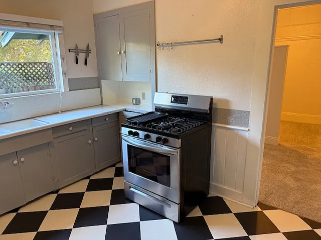 Kitchen (View 2)