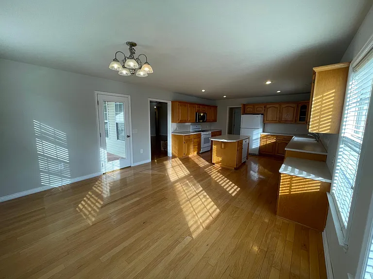 3666 Tara St — Photo 36