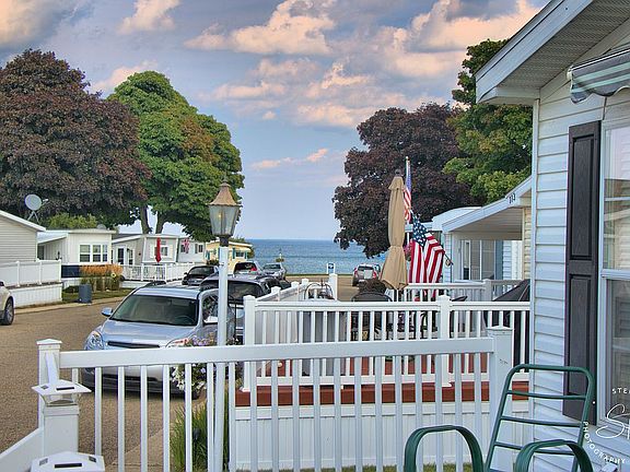 3rd image of 111 Shoreline Dr E