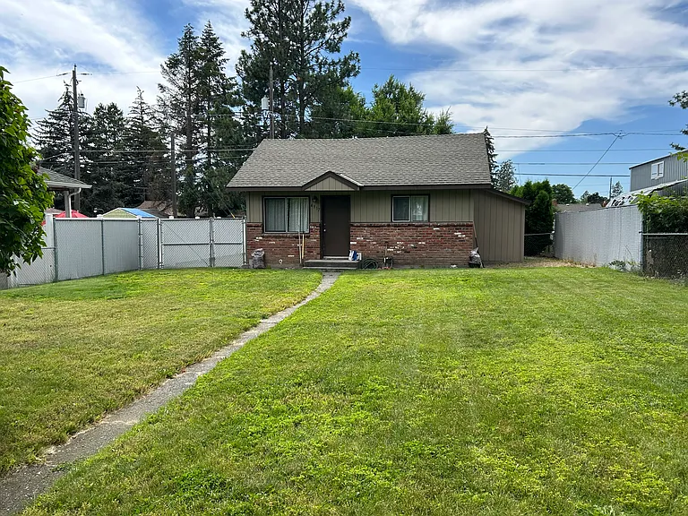 4917 N Maple St — Photo 2