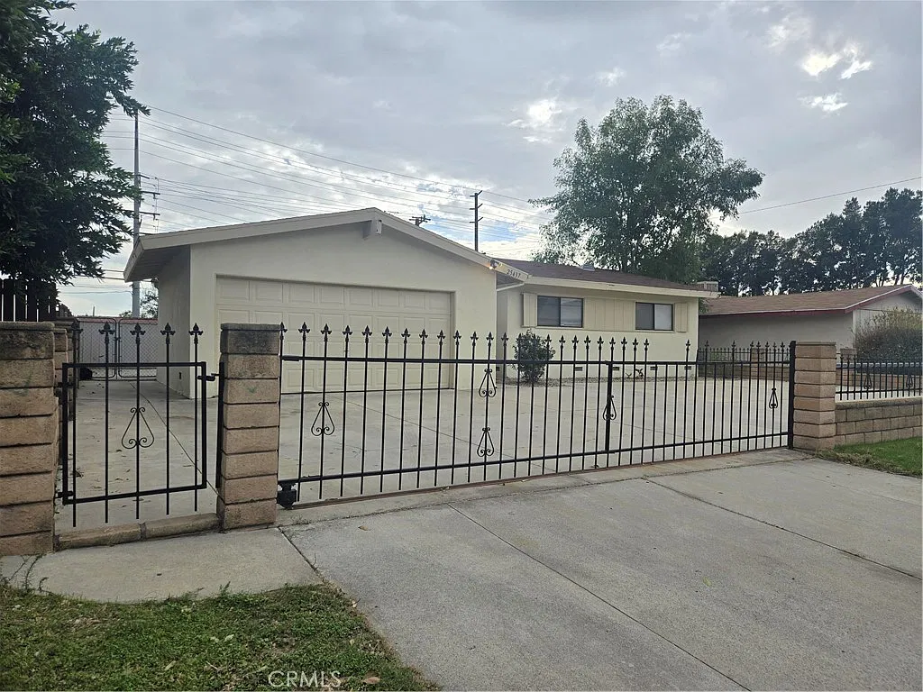 3 bed, 1070 sqft, $2,600 — Photo 2