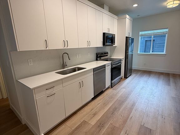 4th image of 810 W Warren St