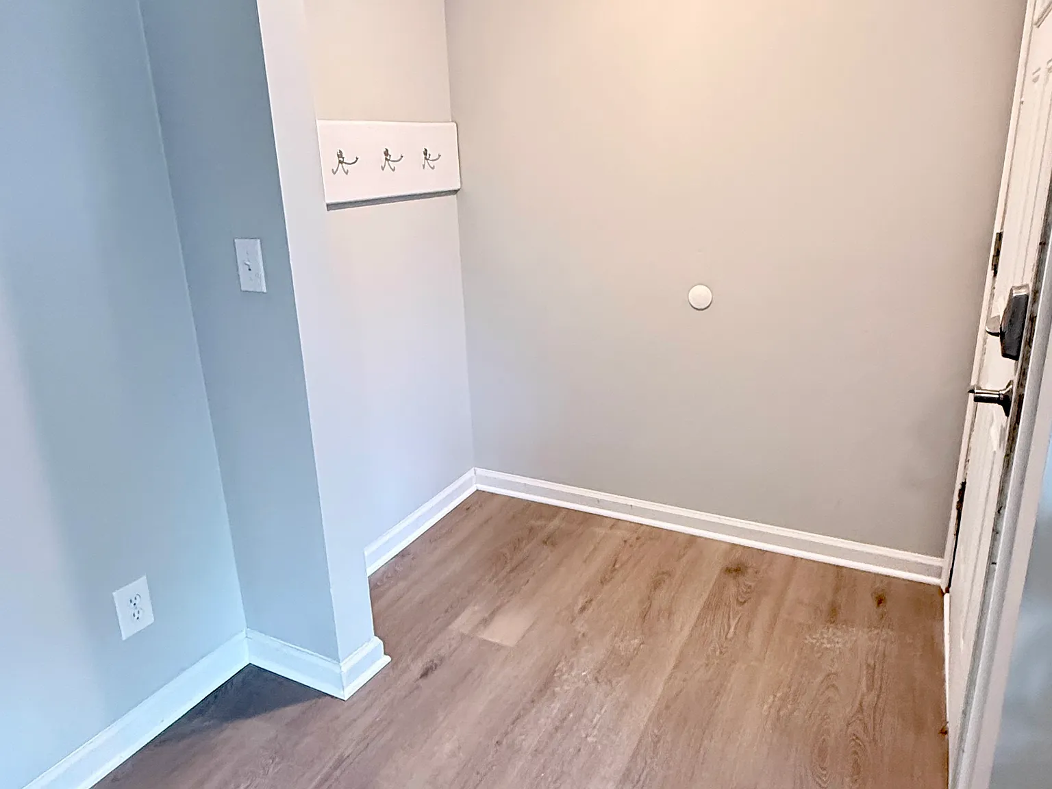 216 Charles Ave — Photo 3