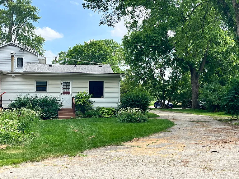 1028 Kilbourne Rd — Photo 1