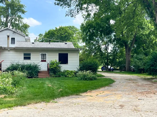 1028 Kilbourne Rd, Gurnee, IL 60031