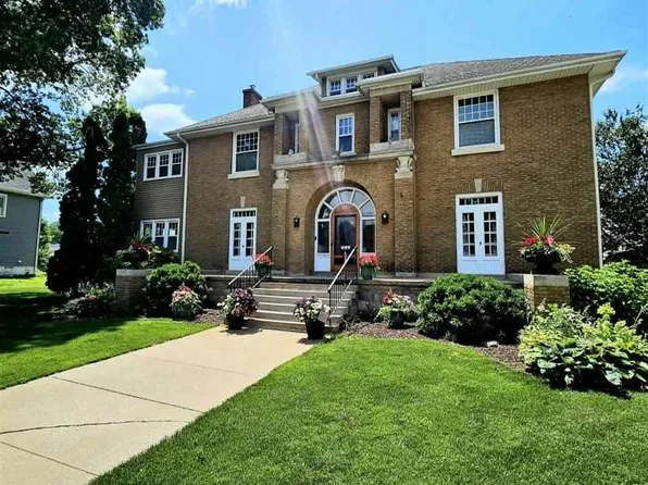 215 E Market St, Lisbon, IA 52253