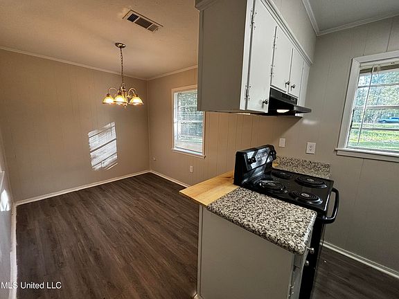 3rd image of 3527 Beaumont Dr