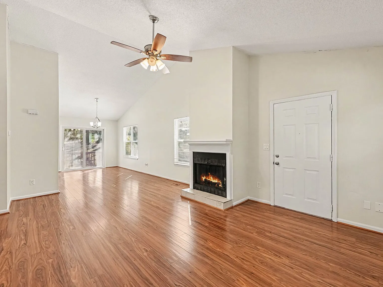 3 bed, 1300 sqft, $2,000 — Photo 3