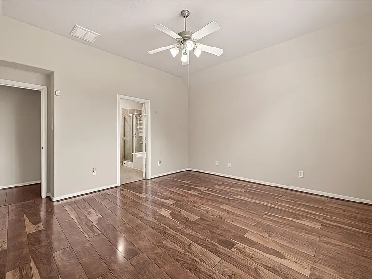 13719 Saxony Dr — Photo 23