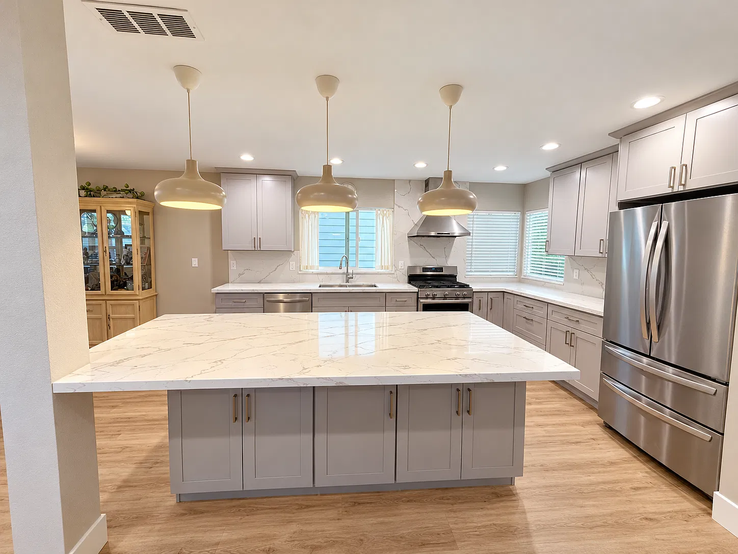4 bed, 2.5 bath, 1987 sqft, $4,980 — Photo 2