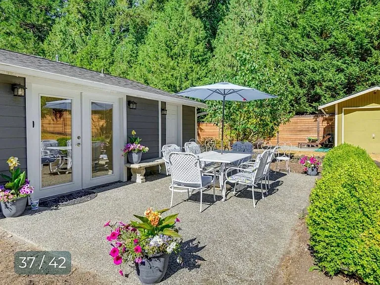 7075 NE Bay Hill Rd — Photo 10