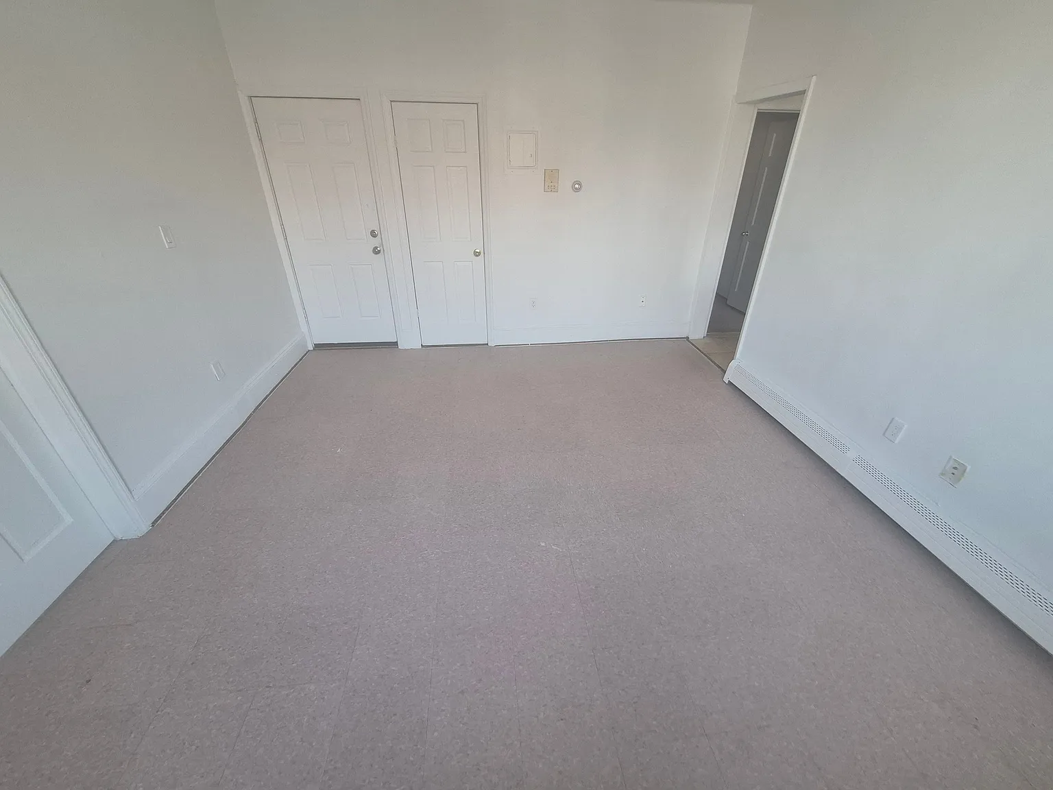East Elmhurst Apt For Rent — Photo 3