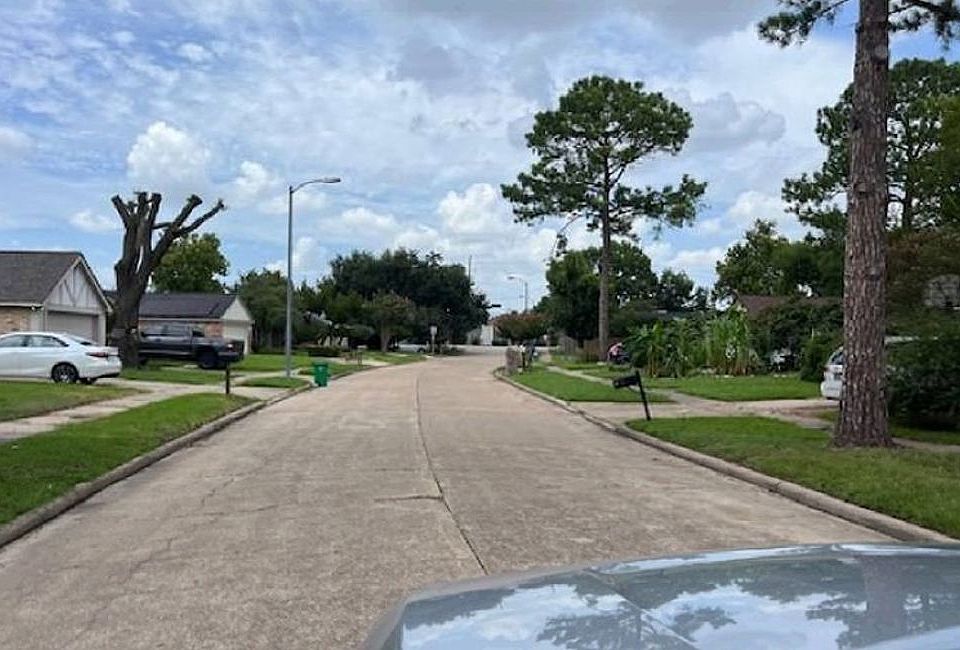 Exterior Neighborhood (street photo)