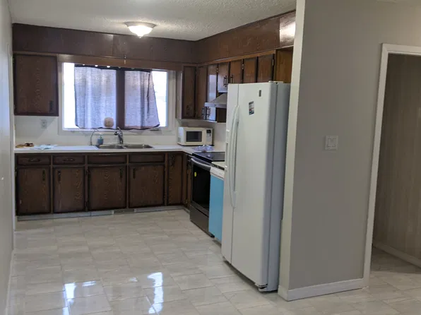 9002 152nd St NW, Edmonton, AB T5R 1M3