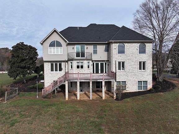 3rd image of 465 Shoreham Dr