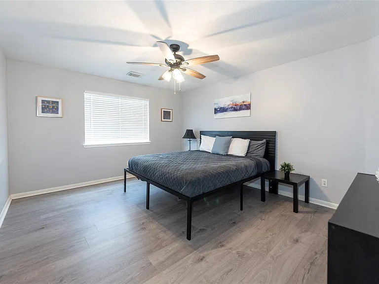 10815 Oak Bayou Ln — Photo 32