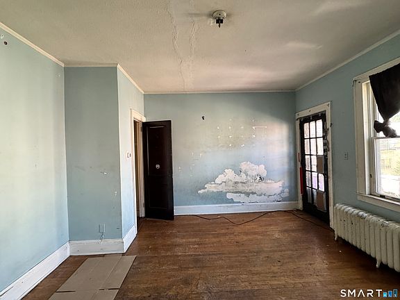 5th image of 102 Rowe Avenue