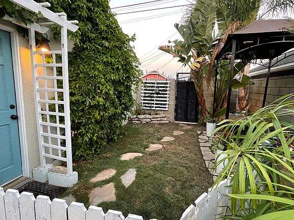 Private Yard and entrance