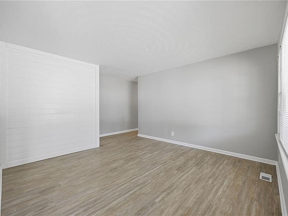 5th image of 409 Concord Rd