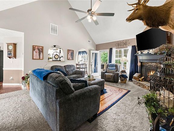 5th image of 233 Cambridge Dr