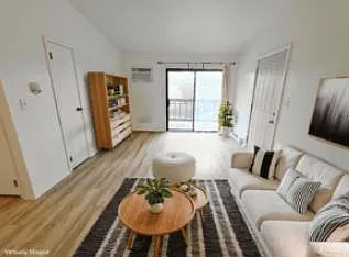 2 bed, 1.0 bath, 750 sqft, $1,300 — Photo 3