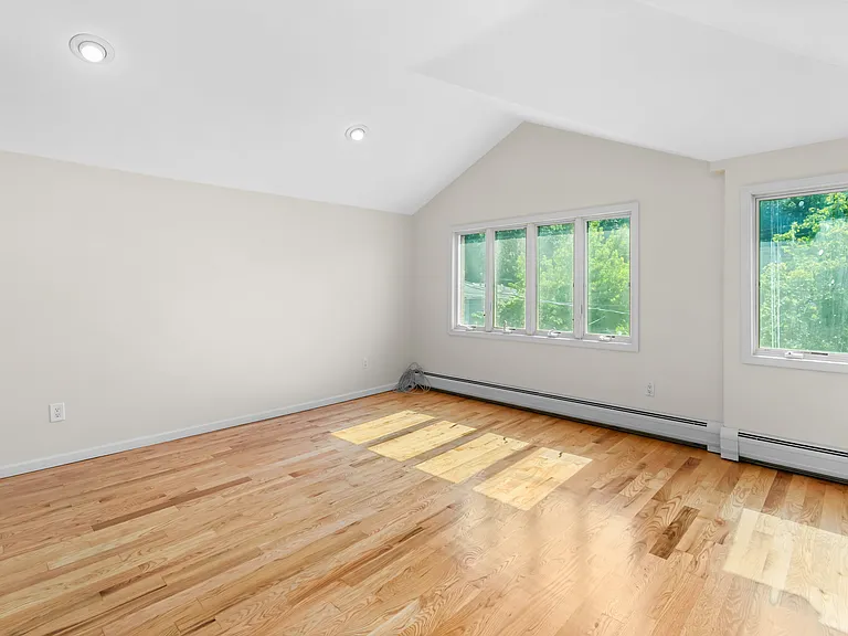 185 Martin Ave — Photo 5