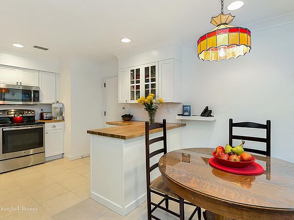 3rd image of 25 Wimbledon Dr