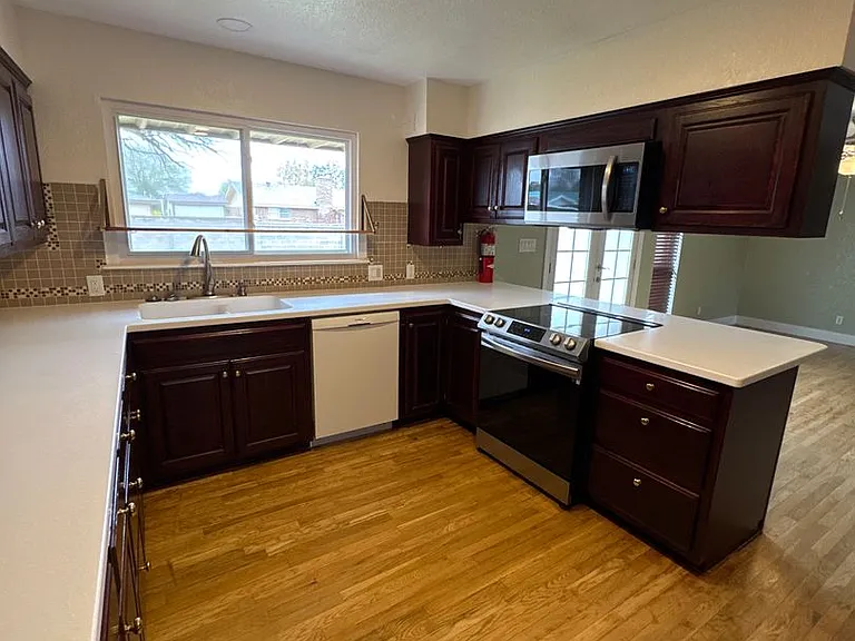 1317 Lexington Rd — Photo 32