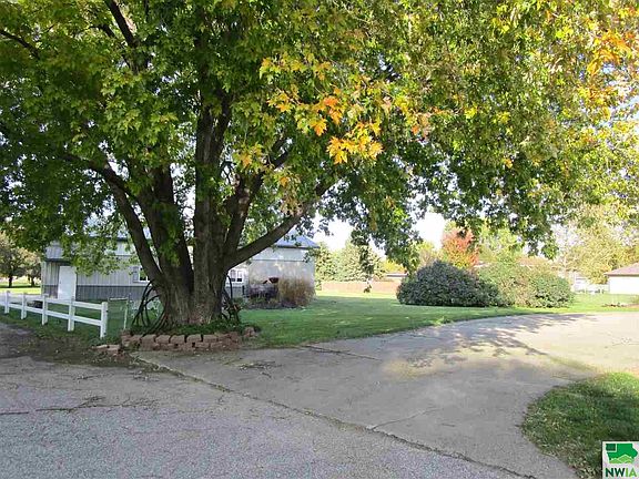2nd image of 120 Oakmont Dr