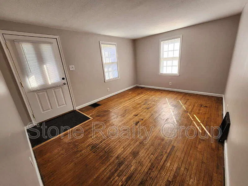 2 bed, 1.0 bath, $975 — Photo 2