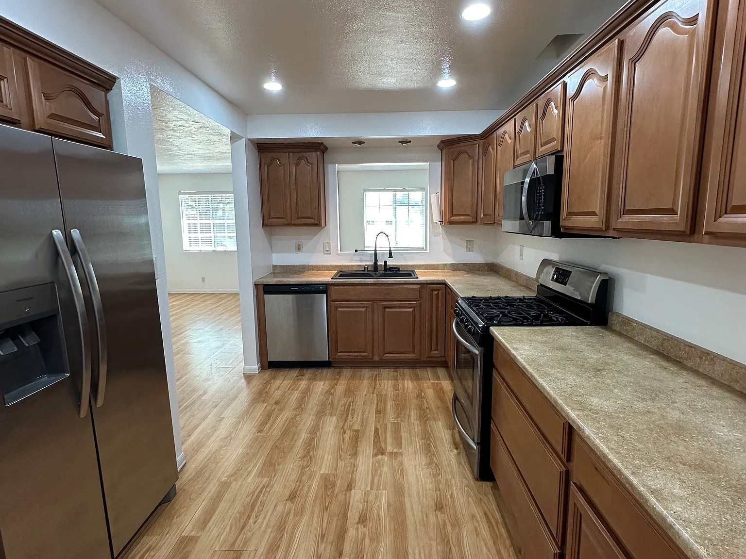 3 bed, 1258 sqft, $3,100 — Photo 4