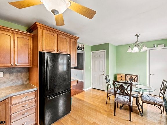 3rd image of 1135B Valley Rd