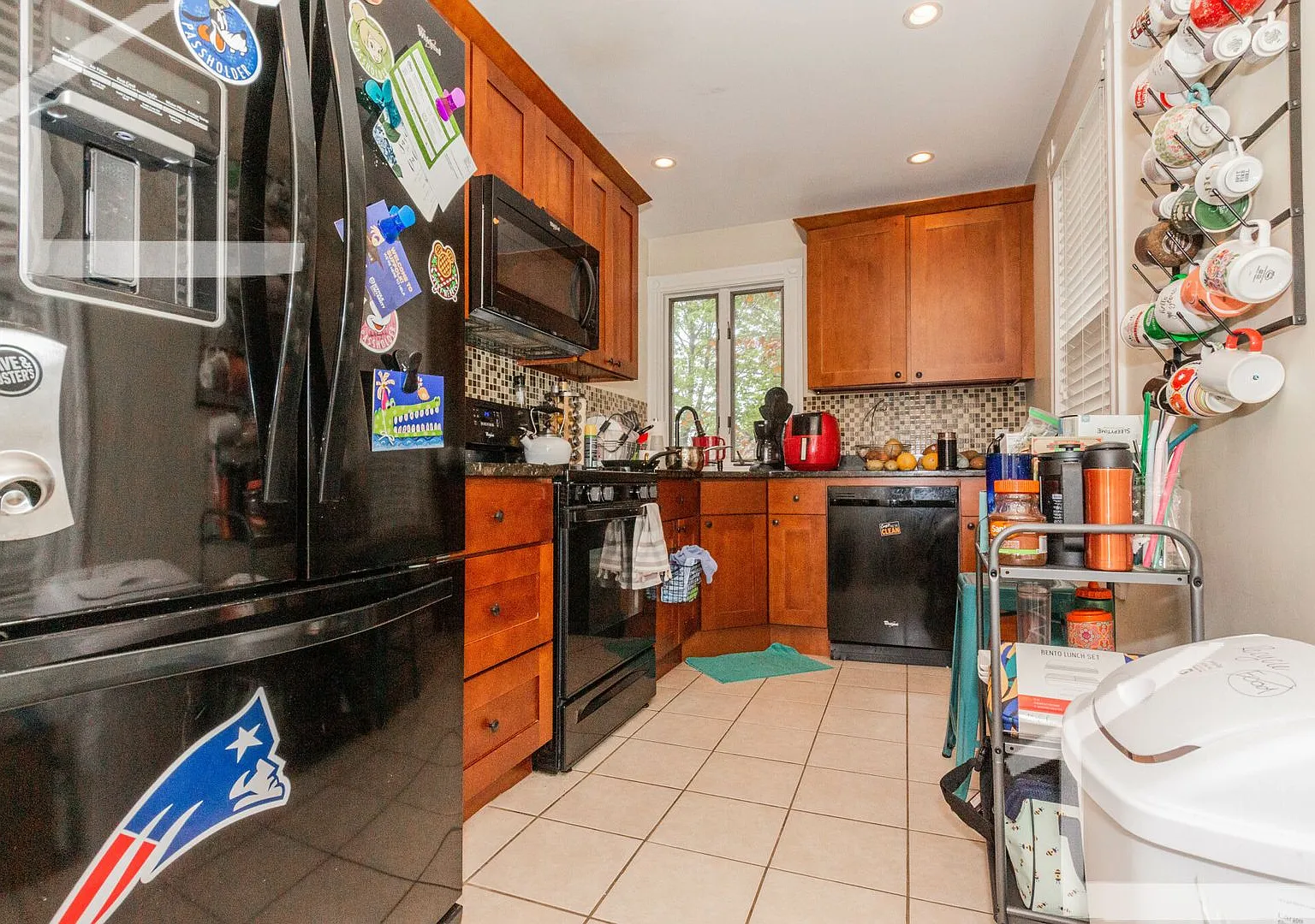 Nicely renovated 4 bed duplex with parking included. — Photo 1