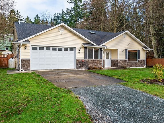 3rd image of 1247 Dewey Drive